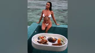 ???? Bikini Model Charlotte in Hot Tub Show