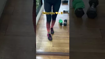 Who else is the fun of YELLOW? #youtubeshorts #youtube #shortvideo #gymlife #gymgirl #fitness #fyp