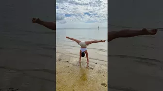 Handstands in the sand #handstandworkout #flexibility #yogagirl