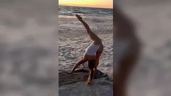 Sunsets & Straddle Splits! #stretching #yogagirl #flexibility #4