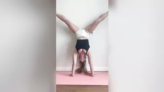 Short and sweet handstand! #stretching #flexibility #yogagirl #3