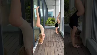 Double Handstand Switch! @Blondie.lillie @LilliesYoga #handstandworkout #yogagirl #stretching