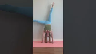 How long do you think I can hold a handstand? #flexibility #handstandchallenge