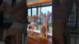 Extra Handstand practice with @LilliesYoga #yogagirl #flexibility #stretching