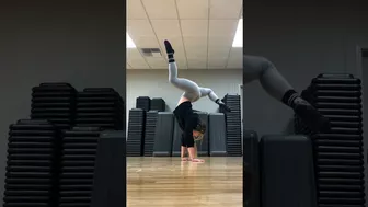 Handstand Hold Into Drop Split! #flexibility #yogagirl #stretching