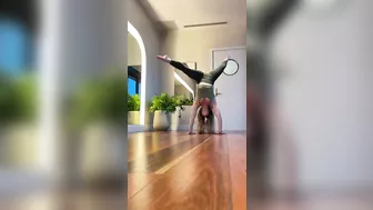 Handstand Holds, Splits, and Deep Over Stretch #flexibility #yogagirl #handstandworkout #4