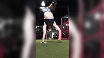 Standing Split & Handstand Walking #flexibility #fitness #handstandworkout #3